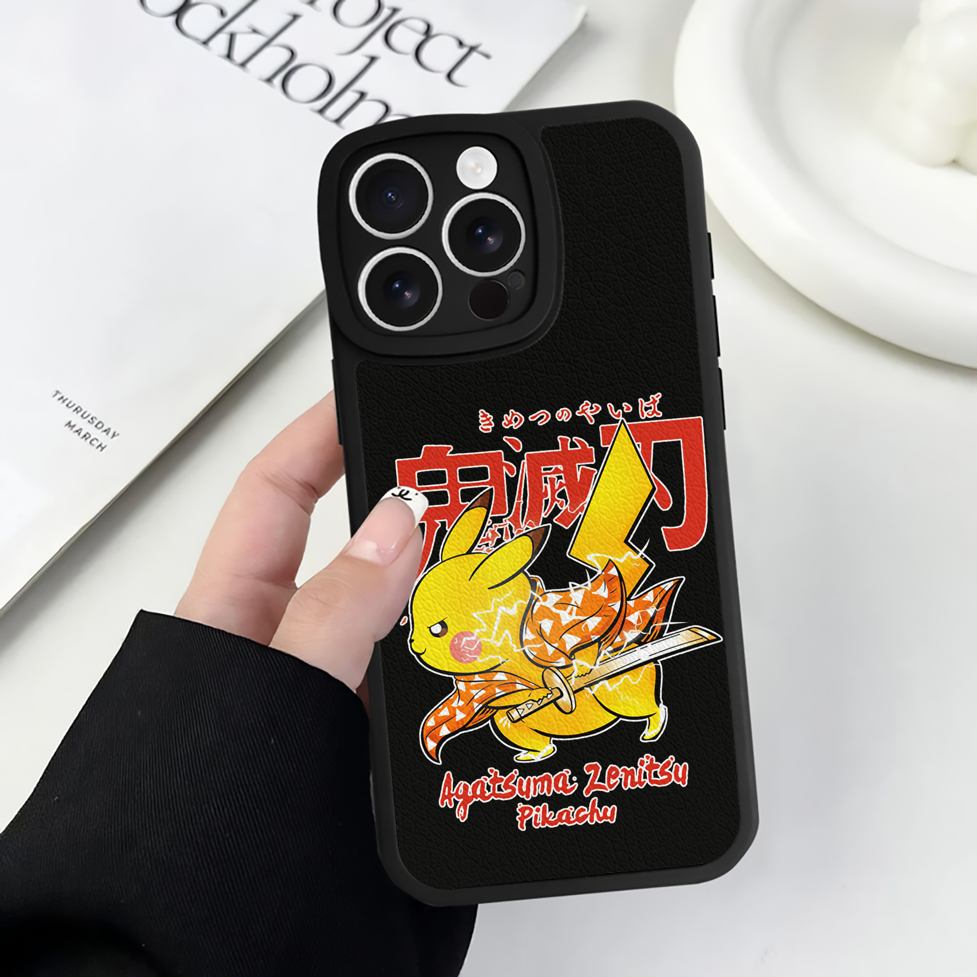 （画像用） 鬼滅の刃（きめつのやいば）我妻 善逸／あがつま ぜんいつ Agatsuma Zenitsu 【iPhone 16シリーズ対応】シリコンスマホケース（レザー調） 材質：シリコン